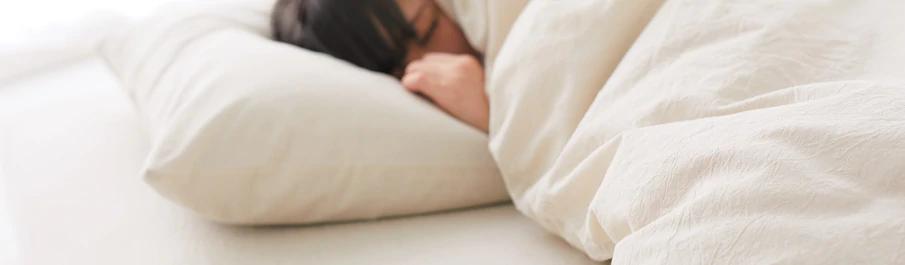 MUJI Literie | Cotton & Linen, Des femmes s'endorment dans une couette blanc cassé